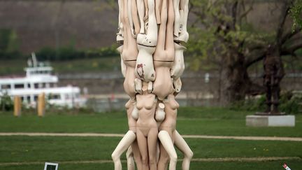 Une fus&eacute;e construite en mannequins f&eacute;minins, une oeuvre de l'artiste Birgit Dieker intitul&eacute;e "Crazy Daisies" est expos&eacute;e &agrave; Bingen am Rhien (Allemagne), le 13 avril 2014. (FREDRIK VON ERICHSEN / DPA / AFP)