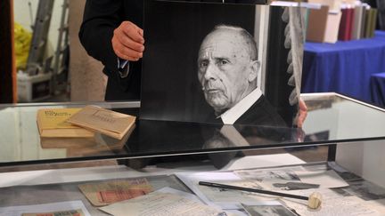 Photo prise le 7 novembre 2008 d'éléments de la correspondance entre l'écrivain français Julien Gracq (portrait) et le peintre belge René Magritte (1898-1967) à l'Hôtel des Ventes Couton et Veyrac à Nantes, dans  l'ouest de la France. (FRANK PERRY / AFP)