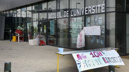 La porte des Alpes à l'université Lyon 2, sur le campus de Bron, le 11 avril 2018. (MAXPPP)