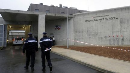 Des gendarmes passent devant la nouvelle maison d'arr&ecirc;t de Rodez (Aveyron), le 10 juin 2013. (PASCAL PAVANI / AFP)