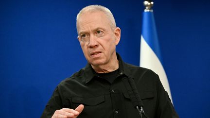 Le ministre de la Défense israélien Yoav Gallant, le 18 décembre 2023 à Tel-Aviv (Israël). (ALBERTO PIZZOLI / AFP)