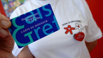 La carte de donneur d'organe, ici présentée sur un stand à Caen, n'a qu'une valeur symbolique. (MYCHELE DANIAU / AFP)