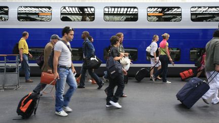 La carte 12-25 est scind&eacute;e en deux cartes &agrave; partir du 25 septembre, une pour les 12-17 ans et une autre pour les 18-27 ans. (VINCENT NGUYEN / AFP)