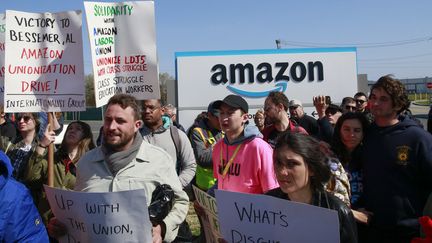 Des salariés d'Amazon&nbsp;participent à un rassemblement devant le bâtiment de l'entreprise à Staten Island, New York, le 24 avril 2022. (KENA BETANCUR / AFP)