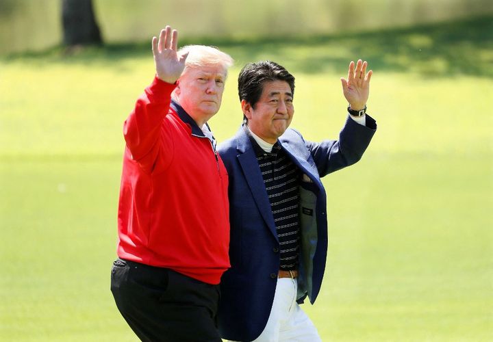 Donald Trump et Shinzo Abe s'apprêtent à jouer au golf au Mobara Country Club, à Chiba (Japon), le 26 mai 2019. (KIMIMASA MAYAMA / AFP)