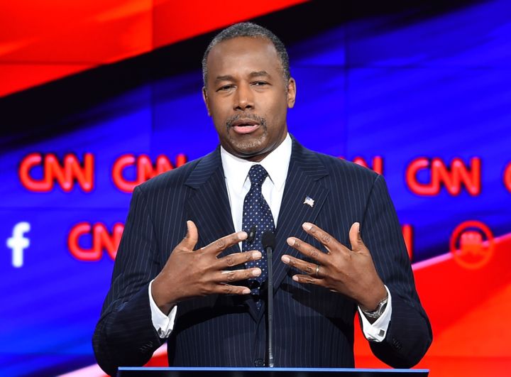 Le neurochirurgien Ben Carson, candidat à la primaire républicaine, lors d'un débat télévisé à Las Vegas&nbsp;(Etats-Unis), le 15 décembre&nbsp;2016. (ROBYN BECK / AFP)