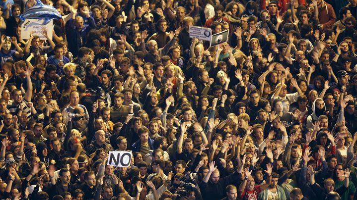 Des manifestants rassembl&eacute;s aux abords du Congr&egrave;s, &agrave; Madrid, le 25 septembre 2012, afin de protester contre l'annonce de nouvelles mesures d'aust&eacute;rit&eacute;. (SERGIO PEREZ / REUTERS )