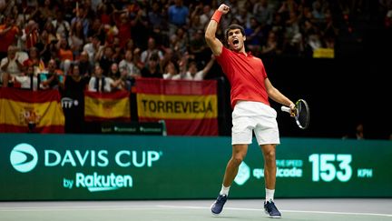 L'Espagnol Carlos Alcaraz exulte après sa victoire contre le Sud-Coréen, Kwon Soon-woo, lors de la phase de poules de la Coupe Davis, le 31 octobre 2022. (AFP)