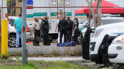 Les enquêteurs travaillent sur le site où a éclaté une fusillade, lundi 5 juin 2017 à Orlando (Etats-Unis). Un homme a tué cinq personnes, avant de se suicider. (GERARDO MORA / GETTY IMAGES NORTH AMERICA / AFP)