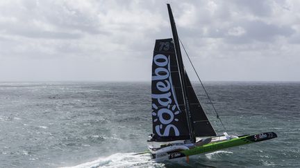 Le maxi-trimaran Sodebo Ultim, au large de Belle-Ile-en-Mer (Morbihan), le 6 mai 2017.&nbsp; (JEAN MARIE LIOT / AFP)