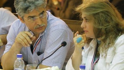 Deux acteurs syriens lors du dernier jour du "dialogue" instauré par les autortés syriennes, à Damas le 12 juillet 2011 (AFP/Louai Beshara)