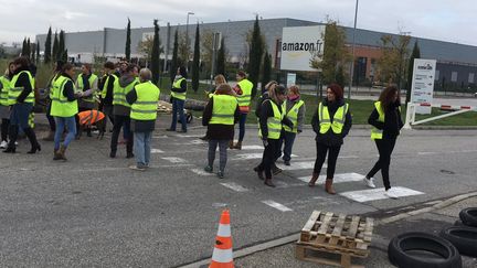 Des "gilets jaunes" devant une plateforme logistique d'Amazon, au sud de Montélimar (Drôme), le 22 novembre 2018. (MAXPPP)