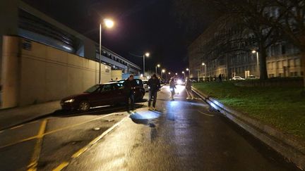 La police scientifique&nbsp;cherche des indices après une fusillade mortelle, le 8 mars au soir à Besançon (Doubs). (LAURIANE DELANOË / RADIO FRANCE)