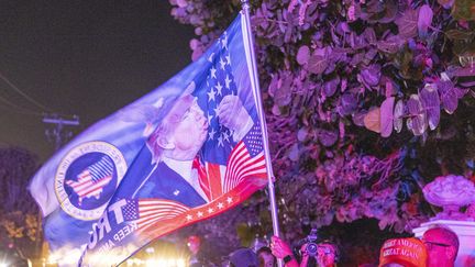 Des partisans de Donald Trump devant sa villa de Palm Beach, en Floride, au lendemain d'une perquisition du FBI.&nbsp; (GARY I ROTHSTEIN / MAXPPP)