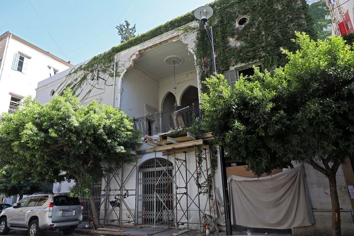 Ce qu'il reste de la façade de la maison d'Elie Saab dans le quartier Gemmayzeh de Beyrouth, le 17 août 2020. (ANWAR AMRO / AFP)