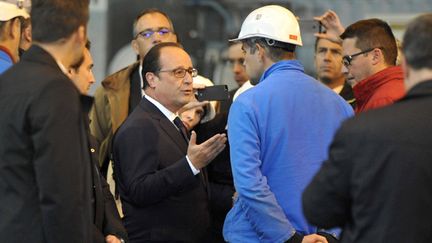  (François Hollande devant Sébastien Benoît, mardi 13 octobre, lors d'une visite à Saint-Nazaire © MaxPPP)