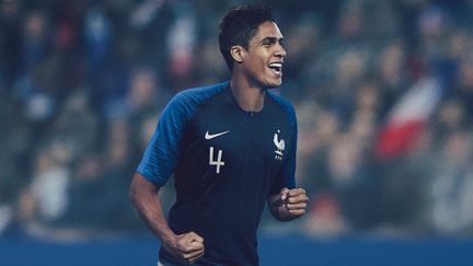 Raphaël Varane porte le nouveau maillot des Bleus pour le Mondial 2018