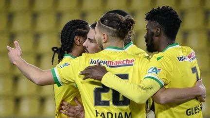 Les Nantais célèbrent le doublé d'Andy Delort, qui les qualifie pour les demi-finales de la Coupe de France, aux dépens de Lens (2-1), mercredi 1er mars 2023. (LOIC VENANCE / AFP)