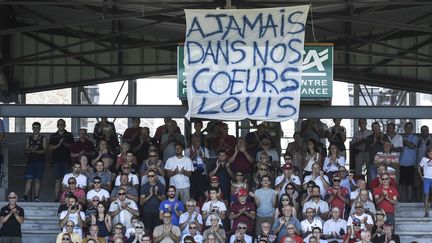 Des supporters rendent hommage à&nbsp;Louis Fajfrowski, le 19 août 2018 à Aurillac (Cantal). (AFP)