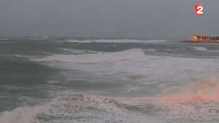 La mer d&eacute;cha&icirc;n&eacute;e au&nbsp;Guilvinec (Finist&egrave;re), le 4 f&eacute;vrier 2014. (FRANCE 2  / FRANCETV INFO)