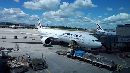 Un avion Air France à l'aéroport Roissy-Charles de Gaulle, en juin 2019. Avec cette pandémie du coronavirus, le groupe Air France KLM n'aurait plus que deux mois de trésorerie d'avance.  (STEPHANIE BERLU / RADIO FRANCE)