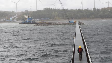 Travaux de construction de l'amarrage du GNL, près de Paldiski, en Estonie, le 19 septembre 2022, qui connecte le gazoduc Balticconnector. (TOMS KALNINS / EPA)