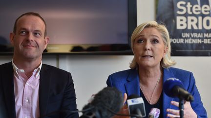 Marine Le Pen, aux côtés de du maire d'Hénin-Beaumont Steeve Briois, lors du lancement de sa campagne aux élections législatives, le 19 mai 2017, dans la 11e circonscription du Pas-de-Calais. (PHILIPPE HUGUEN / AFP)