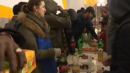 Les migrants arrivés en France passeront cette nuit de la Saint-Sylvestre loin de leurs amis et&nbsp;de leur pays. France 3 a suivi une bénévole qui a choisi de les accompagner dans cette fête. (FRANCE 3)