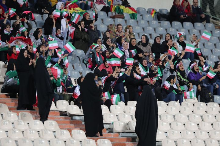 Des Iraniennes encouragent leur équipe nationale durant la rencontre contre la Bolivie, le 16 octobre 2018 à Téhéran. (SAEID ZAREIAN / DPA / AFP)