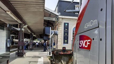 La SNCF justifie ces suppressions par les intempéries. Une grande partie du sud de la France est placée en vigilance orange, voire rouge, par Météo France.