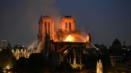 L'incendie de Notre-Dame, le 15 avril 2019, a provoqué une grave pollution au plomb aux alentours de la cathédrale. (BERTRAND GUAY / AFP)