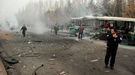 Un bus transportant des militaires a été la cible d'un attentat&nbsp;à Kayseri, dans le centre de la Turquie, le 17 décembre 2016. (IHLAS NEWS AGENCY / AFP)