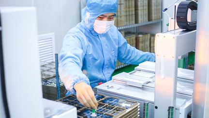 Un ouvrier chinois dans une usine Apple à Tongren (Chine). Photo d'illustration. (YANG XIAOBO / IMAGINECHINA)