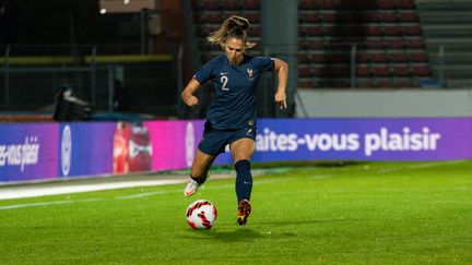 Ève Périsset avec l'équipe de France le 22 octobre 2021 à Créteil. (MELANIE LAURENT / AFP)