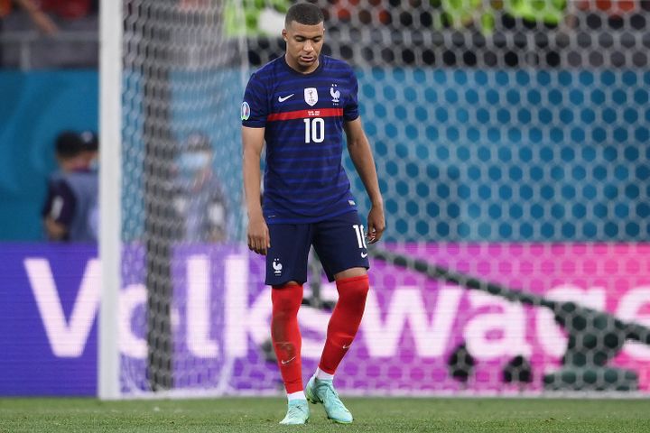 Kylian Mbappé&nbsp;après son&nbsp;tir au but raté face à la Suisse en huitième de finale de l'Euro, lundi 28 juin 2021 à Bucarest. (FRANCK FIFE / AFP)