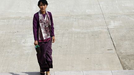 L'opposante birmane Aung San Suu Kyi arrive au Parlement birman &agrave; Naypyidaw&nbsp;pour pr&ecirc;ter serment et devenir d&eacute;put&eacute;e, le 2 mai 2012. (SOE ZEYA TUN / REUTERS)