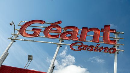 Le logo de l'enseigner Géant Casino sur un hypermarché du groupe au Creusot (Saône-et-Loire), le 14 mars 2021. (FLORIAN JANNOT-CAEILLETE / HANS LUCAS / AFP)