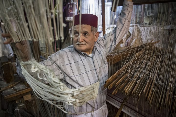 Abdelkader Ouazzani, le dernier maître du brocart, dans son atelier à Fes le 10 avril 2019 (FADEL SENNA / AFP)