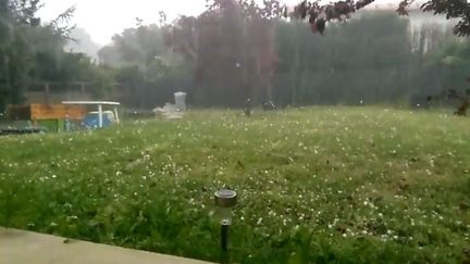 Capture d'&eacute;cran d'une vid&eacute;o tourn&eacute;e par un internaute lors d'un orage de gr&ecirc;le dans le Sud-Ouest, le 18 avril 2015. (MR TENACY / YOUTUBE)