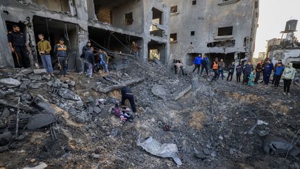 Les décombres d'une maison après une frappe israélienne à Khan Yunis, dans le sud de la bande de Gaza, le 23 novembre 2023, au milieu des combats continus entre Israël et  le Hamas. (MAHMUD HAMS / AFP)