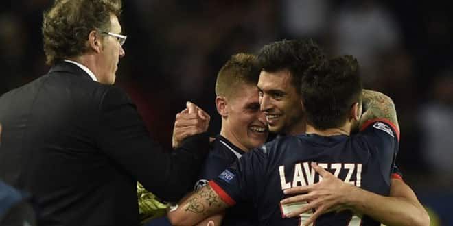 Javier Pastore enlacé par Lavezzi et Verratti sous les yeux de Laurent Blanc