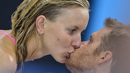 La nageuse am&eacute;ricaine Jessica Hardy embrasse son ami le suisse Dominik Meichtry lors des sessions d'entrainement &agrave; la piscine olympique le vendredi 27 juillet 2012 &agrave; quelques heures de la c&eacute;r&eacute;monie d'ouverture des Jeux olympiques.&nbsp; (TOBY MELVILLE / REUTERS)