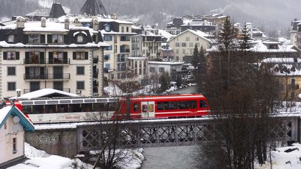 La ville de Chamonix (Haute-Savoie) sous la neige, le 27 décembre 2021. (MAXPPP)