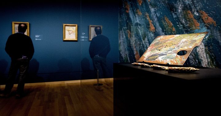 Palette et pots de peinture exposés au musée Van Gogh d'Amsterdam (25 novembre 2014)
 (Koen Van Weel / AFP)