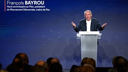 Le patron du MoDem François Bayrou le 25 septembre 2022 à Guidel (Morbihan). (DAMIEN MEYER / AFP)