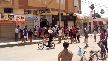 Des manifestants devant le local du parti islamiste au pouvoir Ennahda &agrave; Sidi Bouzid (Tunisie), le 26 juillet 2012. (MOKHTAR / AFP)