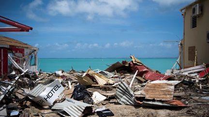 Les décombres de maisons détruites&nbsp;à Grand-Case, le 11 septembre 2017, après le passage de l'ouragan Irma sur l'île de Saint-Martin. (MARTIN BUREAU / AFP)