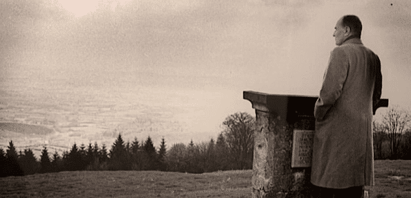 François Mitterrand contemple la plaine au pied de la Roche de Solutré
 (Jean-Paul Gollin)