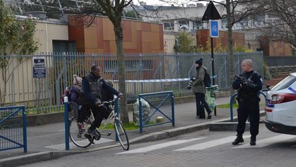 Un policier monte la garde devant l'école maternelle Jean-Perrin à Aubervilliers (Seine-Saint-Denis), le 14 décembre 2015. (ALPHA CIT / CITIZENSIDE.COM / AFP)