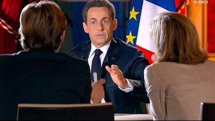 Nicolas Sarkozy face à Laurent Delahousse et Claire Chazal (29 janvier 2012) (AFP PHOTO / THOMAS SAMSON)